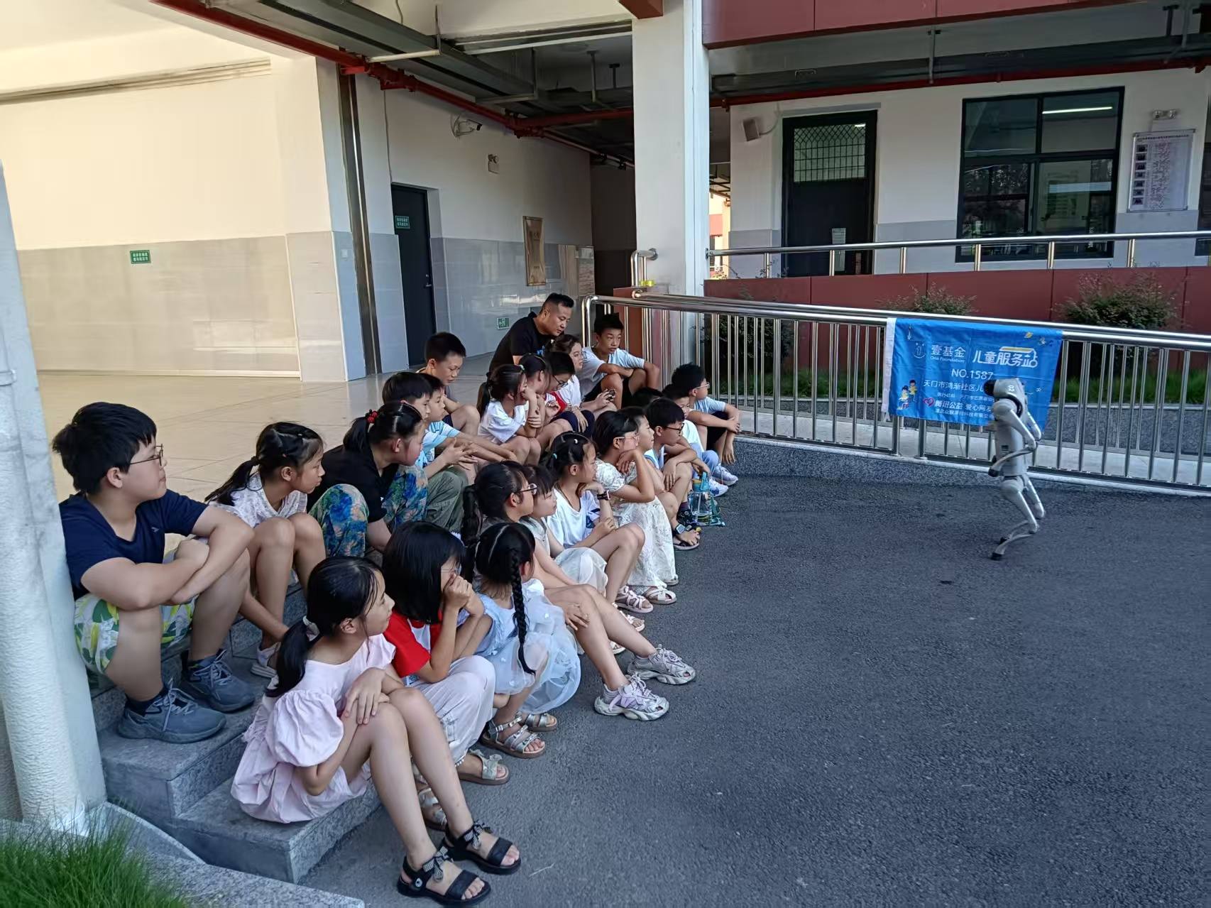 医二代暑期托管班第二周精彩回顾：安全护航探前沿，科技梦想再起航..