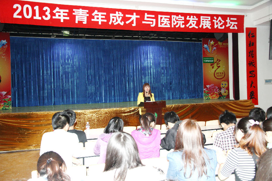 护理代表,大外科护士长李凯艳演讲学院学生代表周鑫演讲观众提问互动