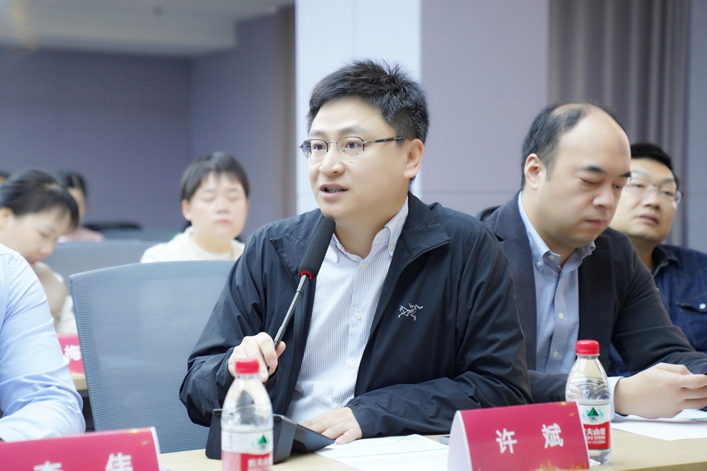 武汉大学人民医院肺部肿瘤二科副主任许斌教授致辞.jpg