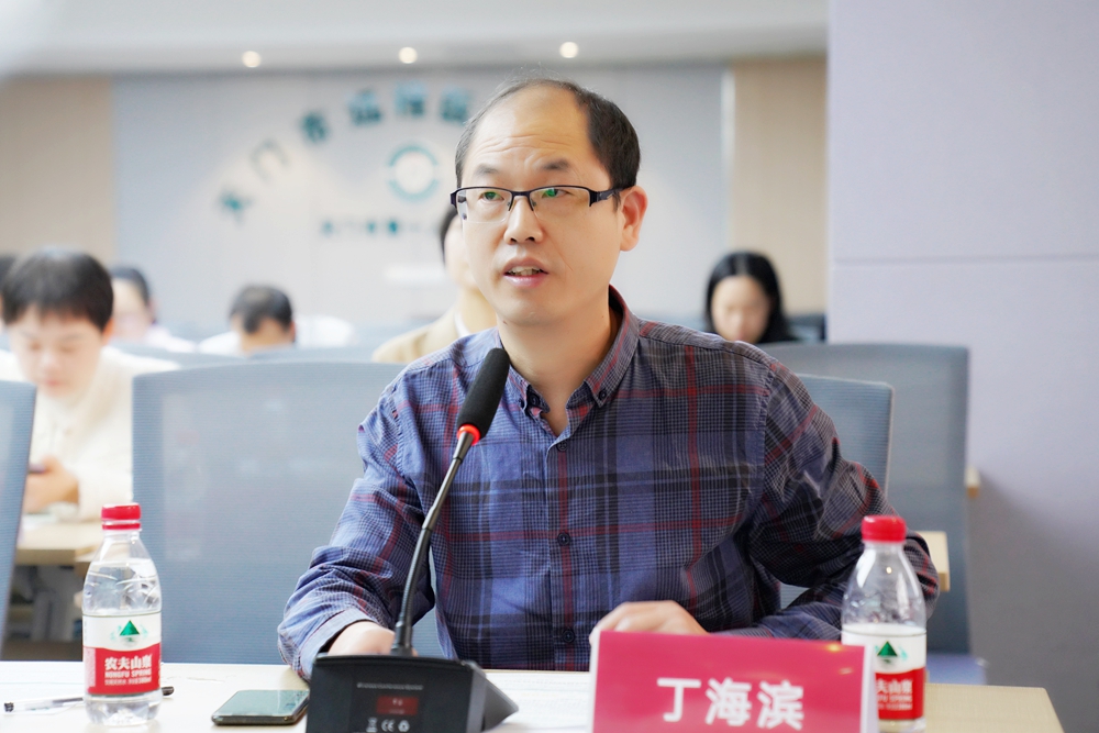 天门市第一人民医院胸外科副主任丁海滨教授主持会议.jpg