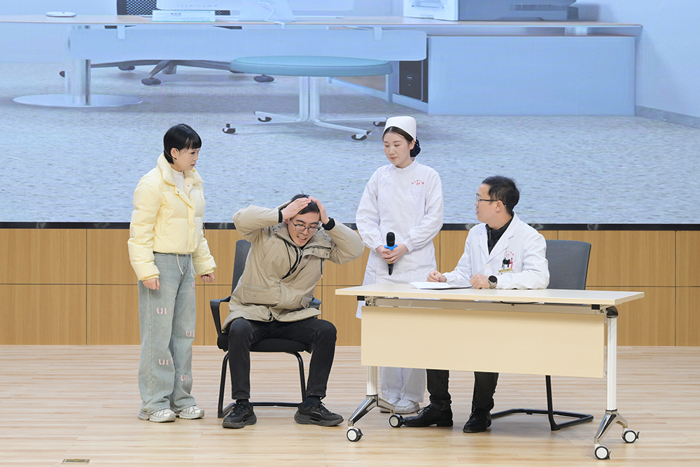 1734058761682868.jpg 情景剧《长在脑袋里面的“不定时炸弹”》(出演科室:神经疾病诊疗中心).JPG