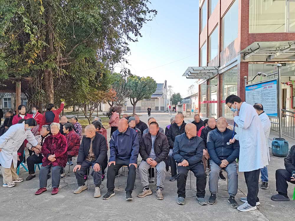 1764292243897498.jpg 石家河镇农村福利院巡诊.jpg