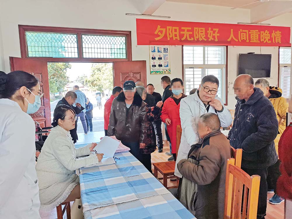 1764292255804864.jpg 岳口镇农村福利院巡诊.jpg