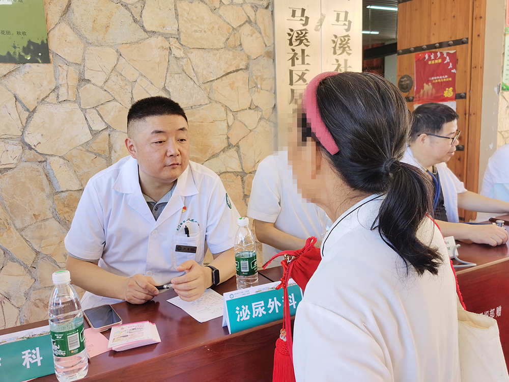 1788916704609231.jpg 2.副院长卢童为群众义诊.jpg