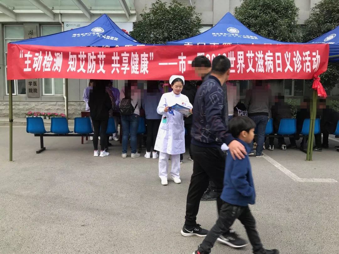 为现场群众发放艾滋病防治宣传资料.jpg