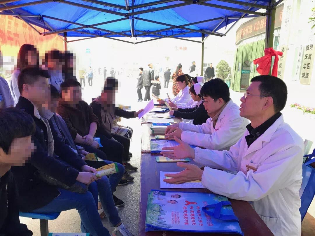 感染一区艾黎明主任为市民讲解艾滋病防治知识.jpg