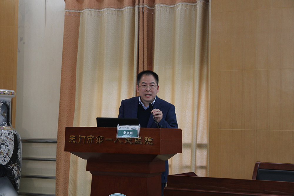 华中科技大学同济医院光谷院区儿科主任李文斌教授对早产儿营养管理策略进行解读.JPG