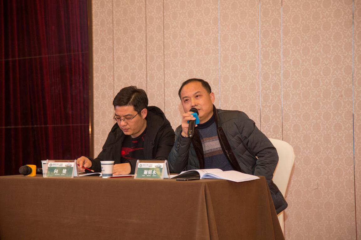 10.谢明水(右)、向健(左)主任主持点评.png