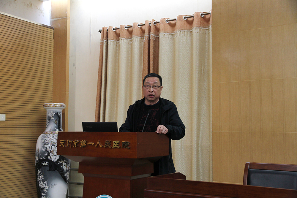 1.天门市艺术摄影学会主席汪新琦授课.JPG