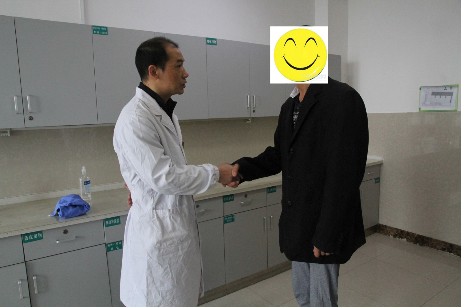 和患者握手.jpg