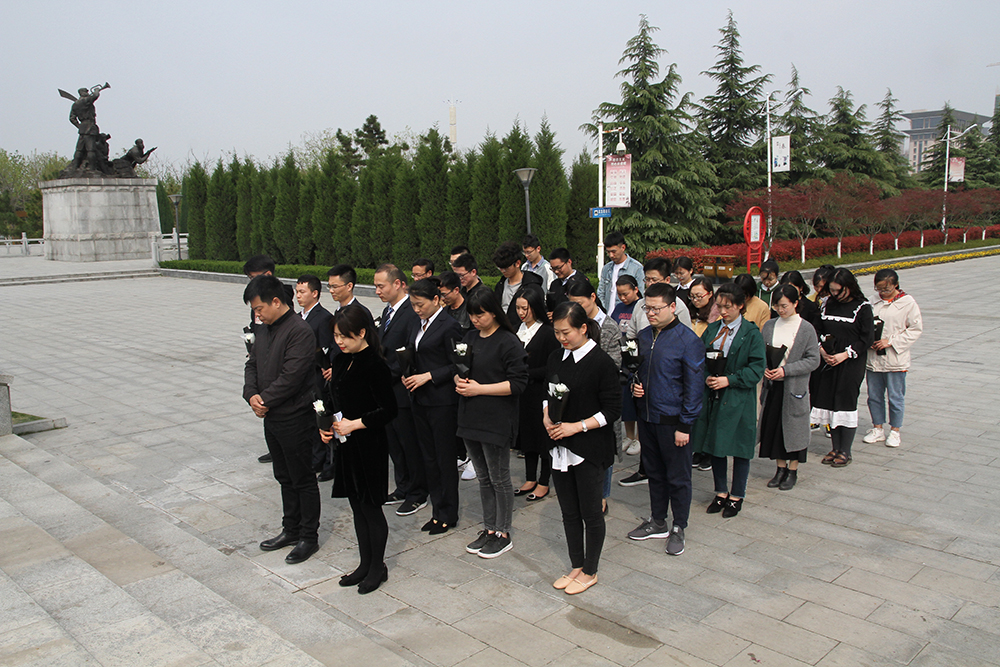2.全体人员脱帽,向烈士默哀3分钟.JPG