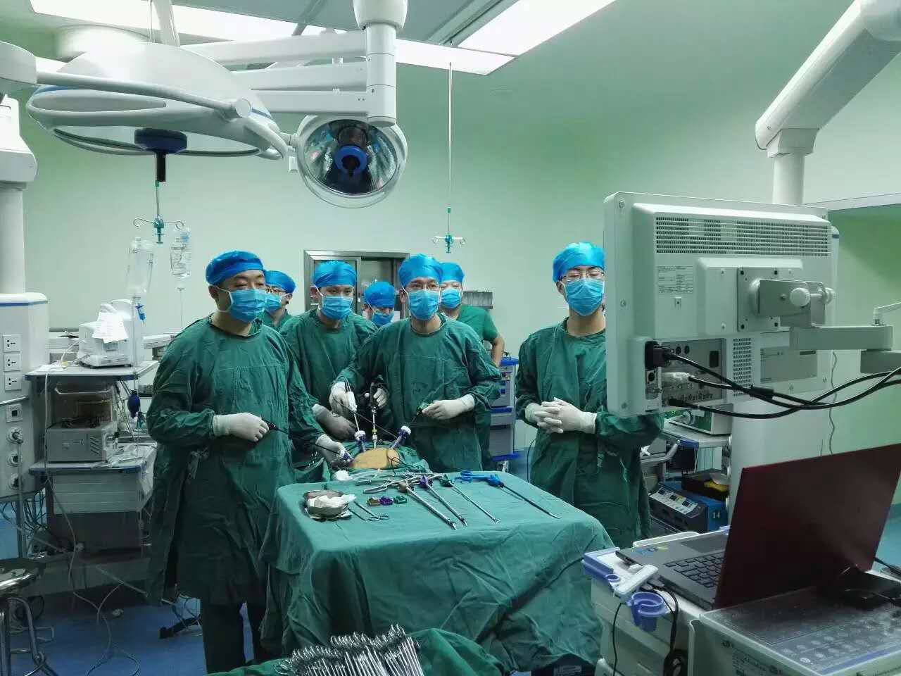 01 泌外肿瘤组在手术中.jpg
