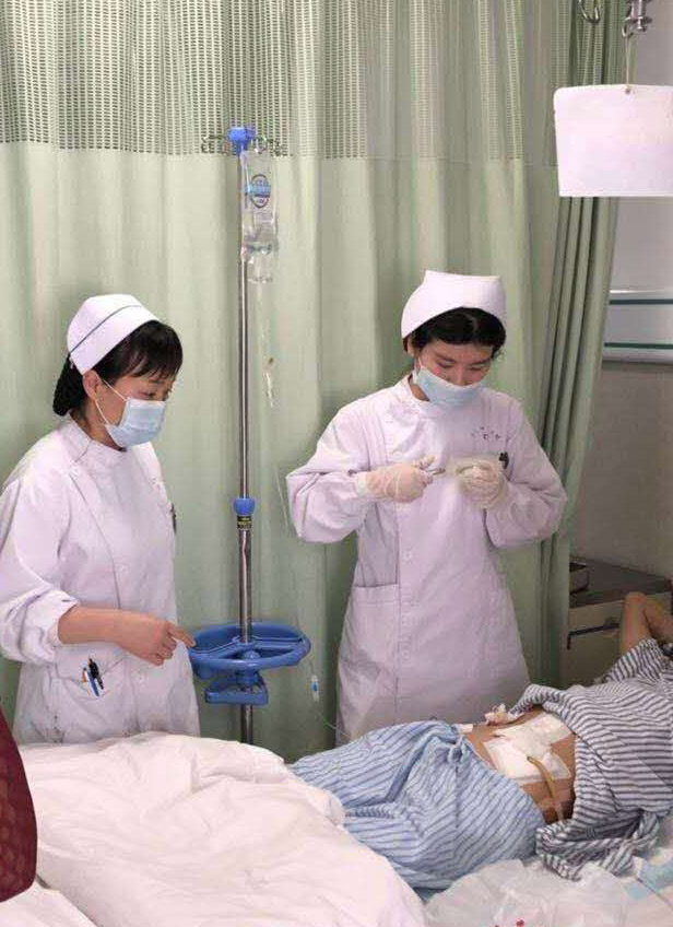 02 泌外造口护理组开展造口护理.jpg