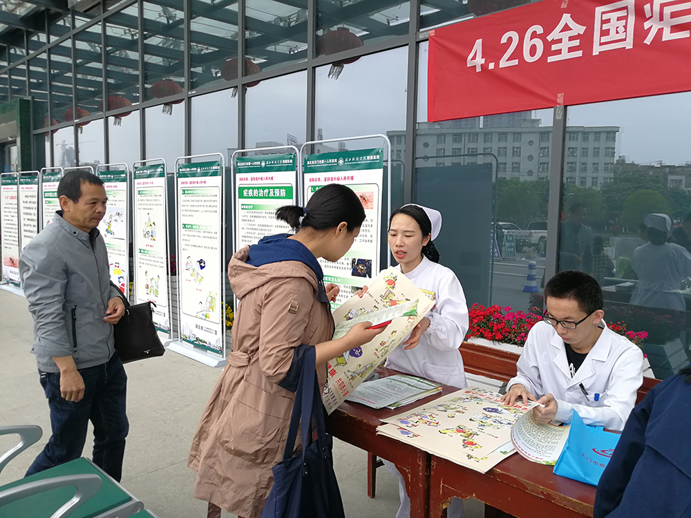 为群众讲解疟疾预防知识 (2).jpg