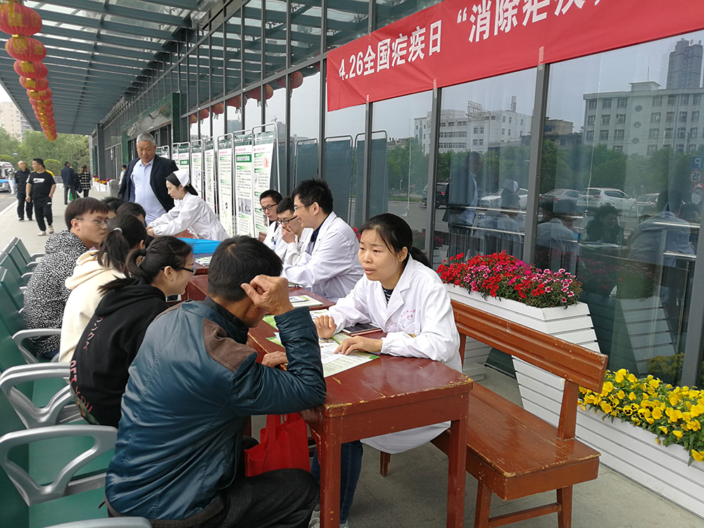 为群众讲解疟疾预防知识.jpg
