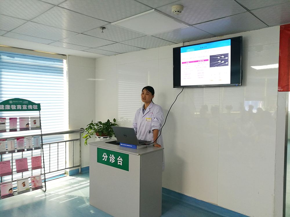4.主治医师陈海娥进行健康讲座.jpg