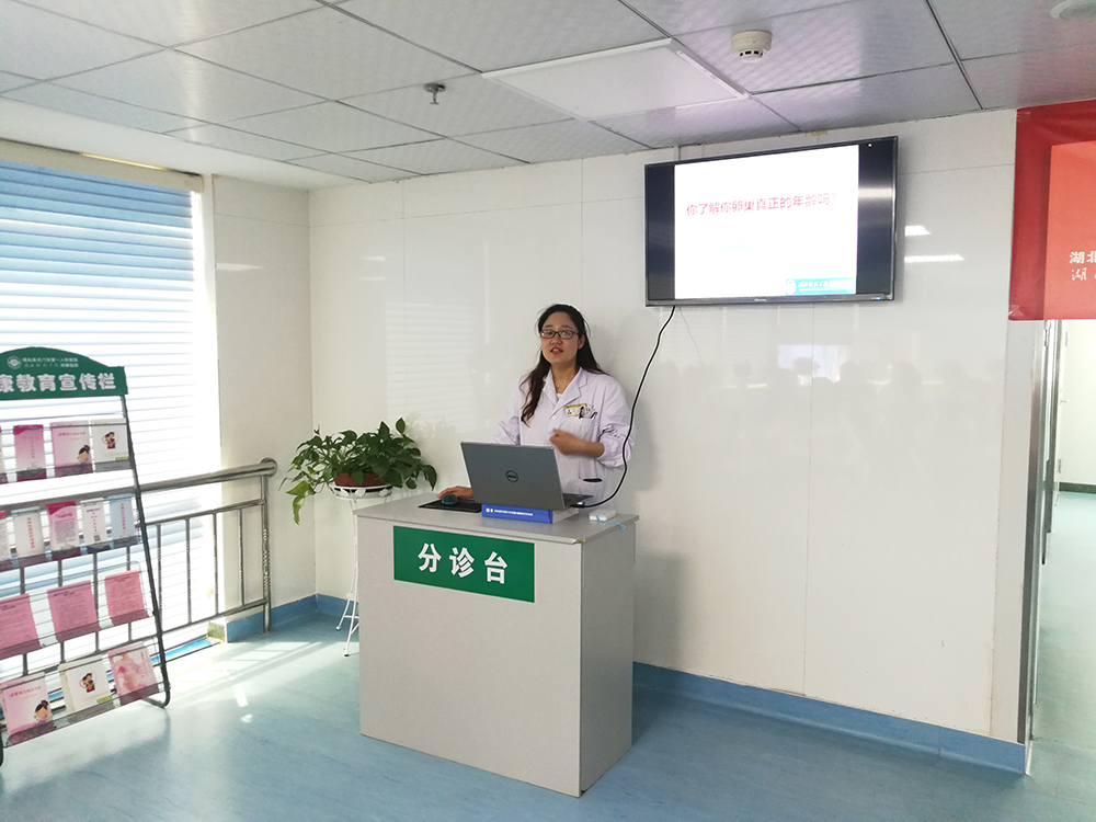 2.天门一医生殖医学科副主任崔云静进行健康讲座.jpg