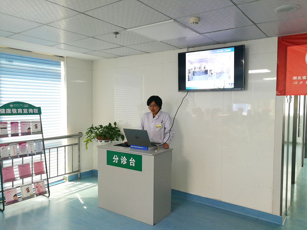 3.医学检验科实验室负责人曾正莲进行健康讲座.jpg