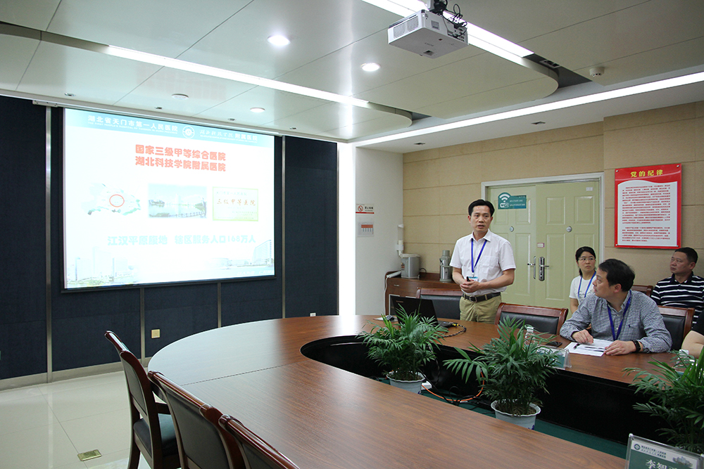 3.天门一医院长严想元作医院介绍.JPG