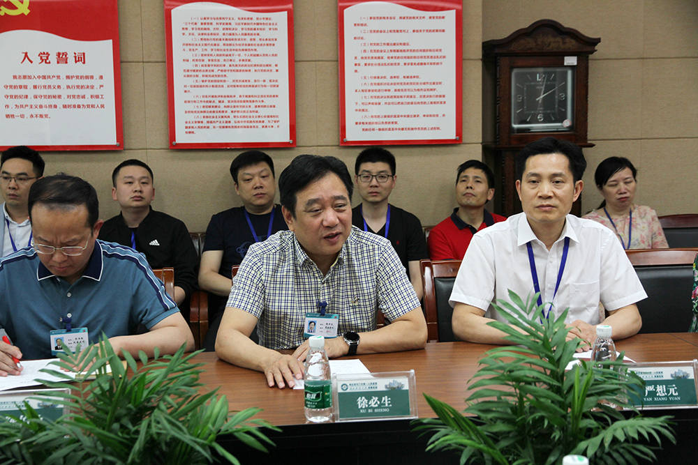 2.天门一医党委书记徐必生(中)主持会议.JPG