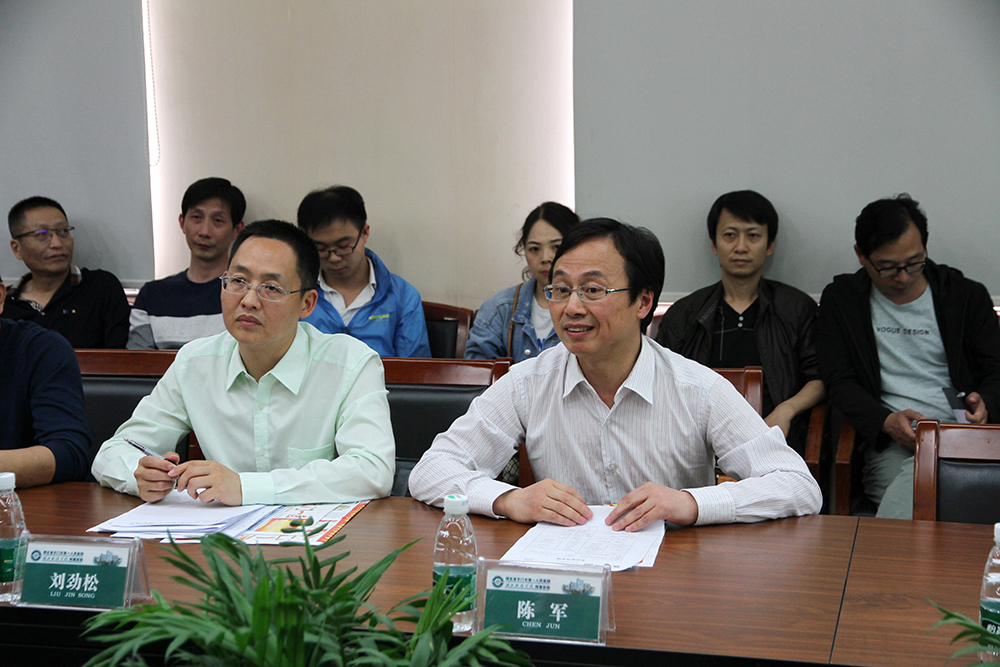 6.宜都市人民医院党委书记、院长陈军(右)讲话.JPG