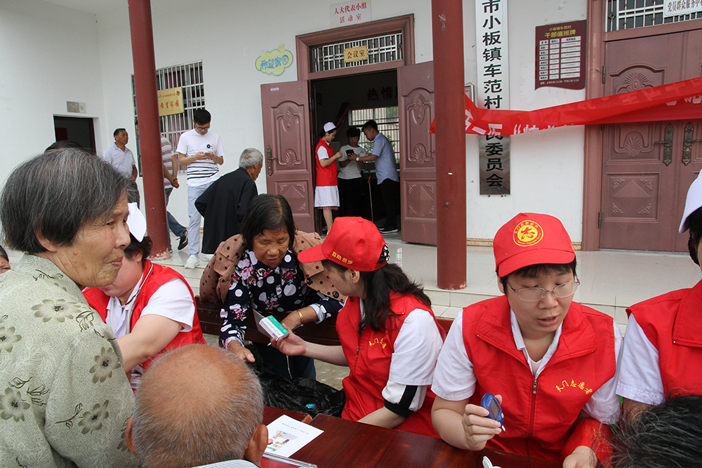 3.为群众讲解药品说明.JPG