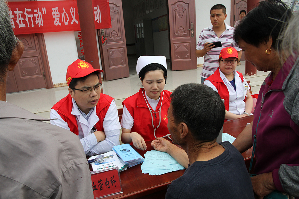 4.为群众讲解病情.JPG