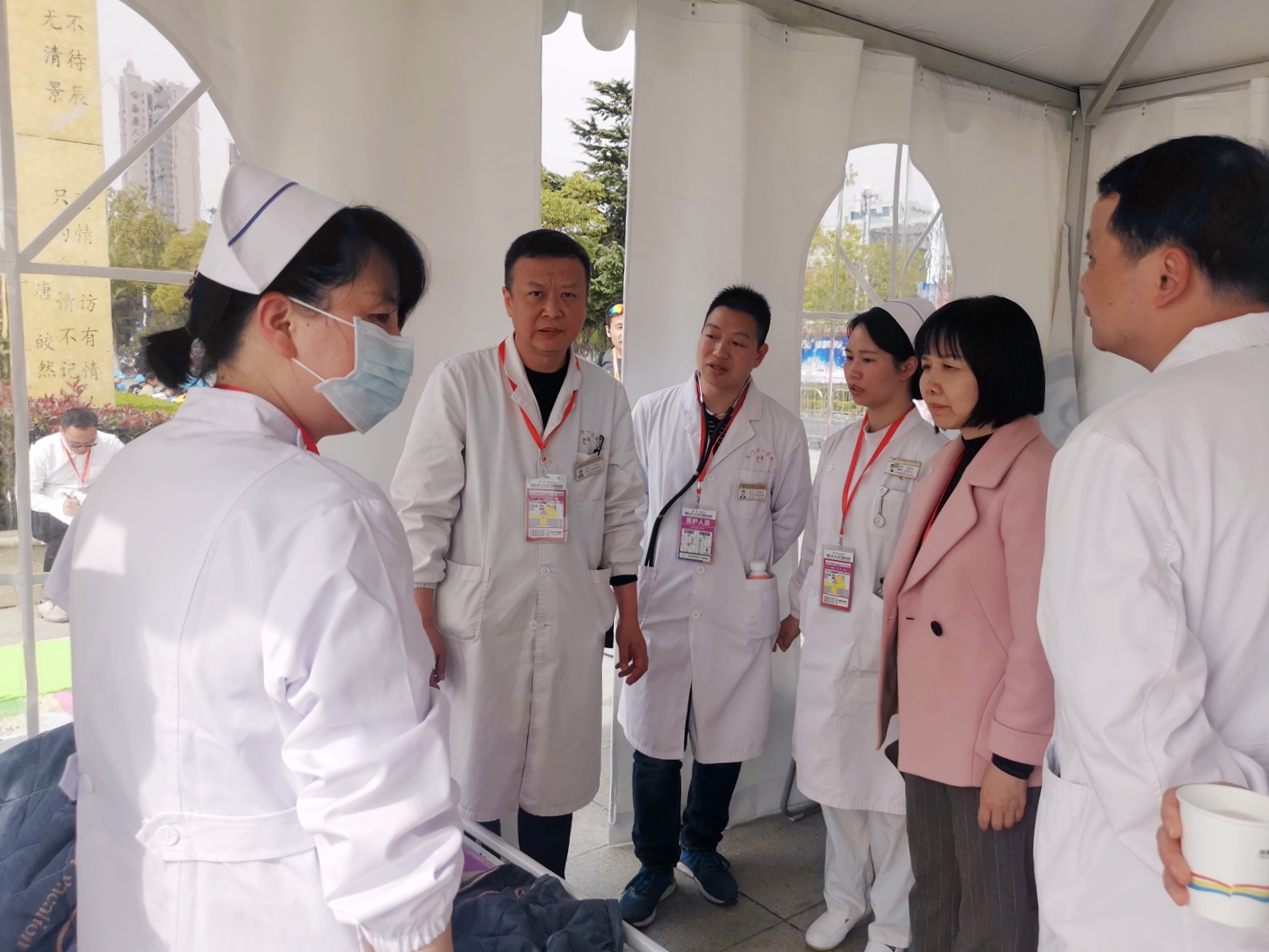 6市卫健委领导张叶现场协调、指挥救治.jpg