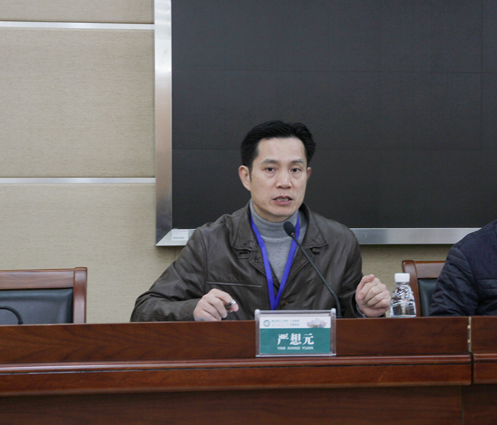 5.天门一医院长严想元主持会议.JPG