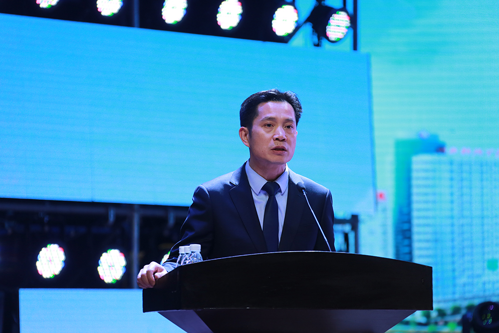 4.天门一医院长严想元主持会议.JPG