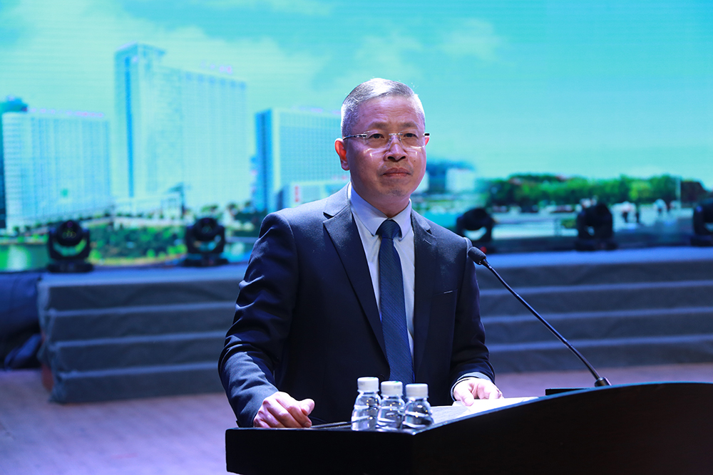 5.天门一医副院长陈友平宣读表彰文件.JPG