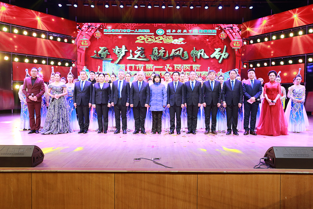 20.领导与演员共同合影.JPG