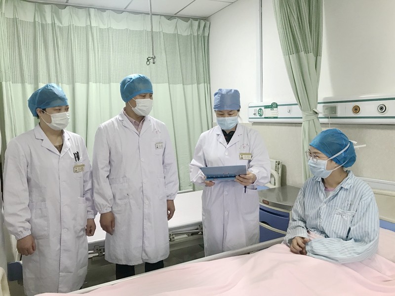 天门一医副院长陶治鹤(左2)带领妇产科主任张申华(左3)、副主任田艳红对第一例聚焦超声消融患者进行术后查房 (1)_副本.jpg
