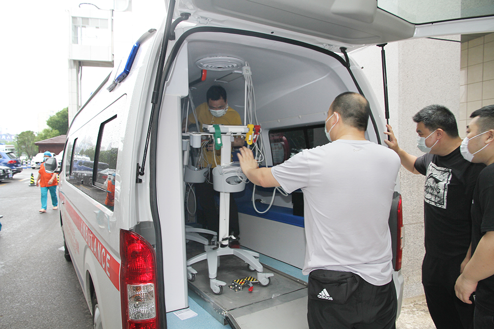 1.出发前,检查设备并装车.JPG
