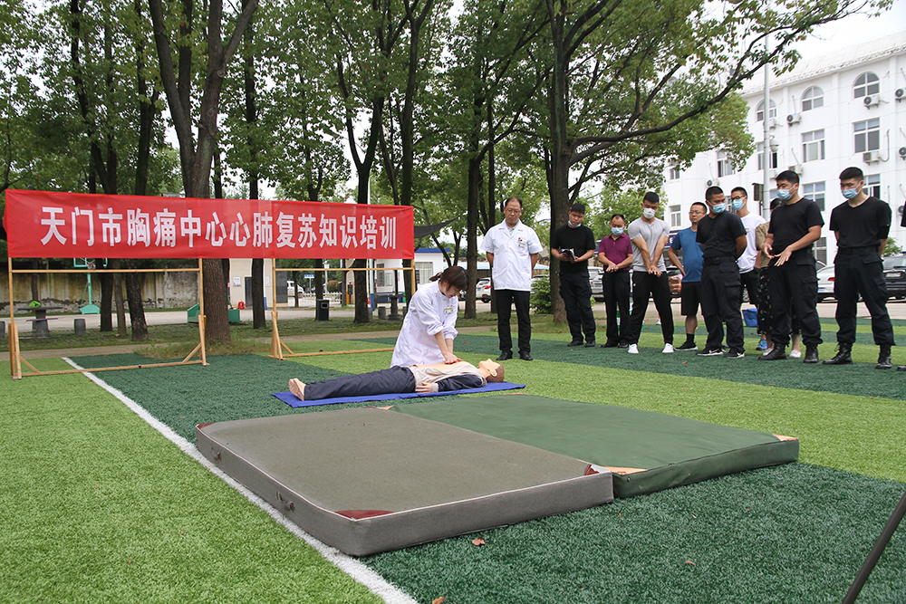 心内3区护士长蔡颂娟演示心肺复苏操作.JPG