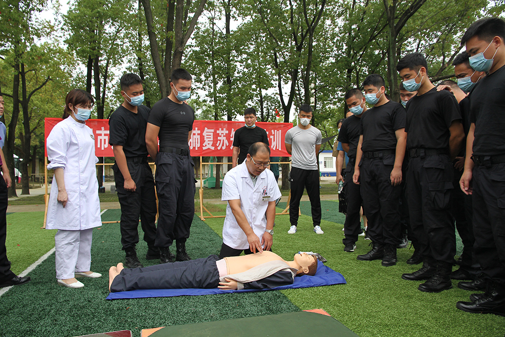 甘声骞医生(中)讲解心肺复苏相关细节与注意事项.JPG