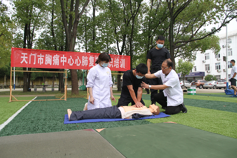 医护人员指导特警队员进行现场操作.JPG