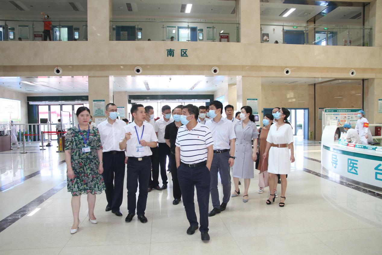 9.专家参观天门一医门诊.jpg