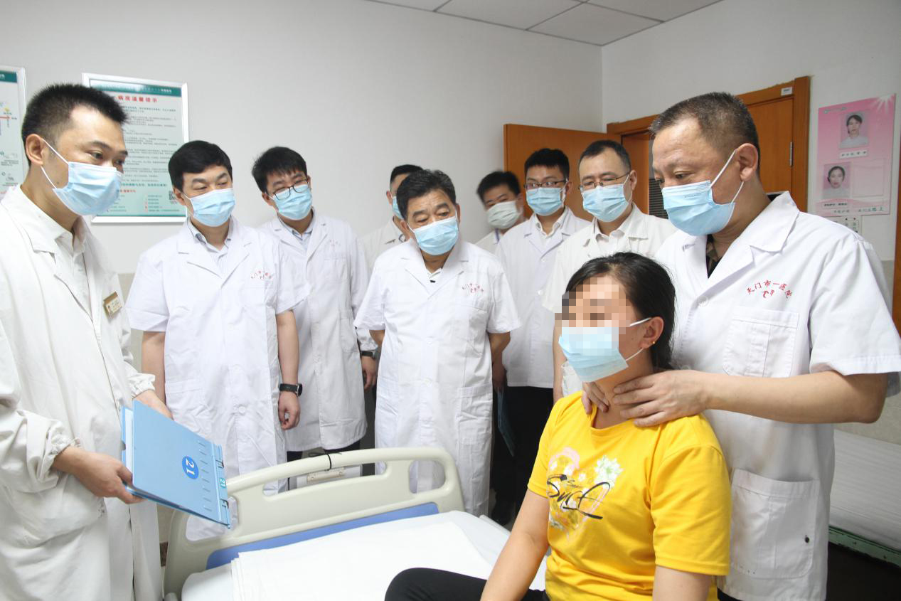 10.专家到病房进行查房.jpg