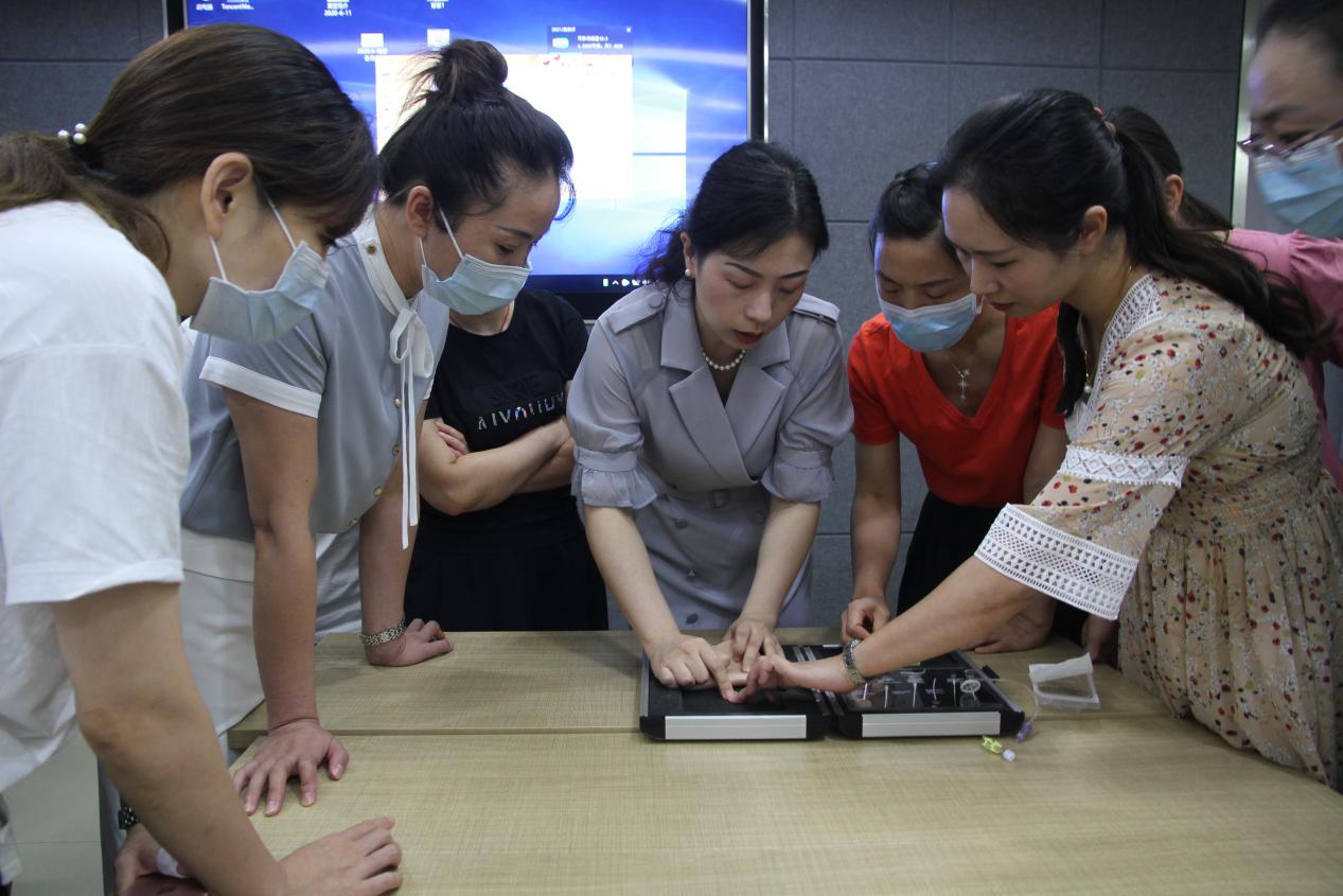 13.专家现场对天门一医护理人员进行操作指导.jpg