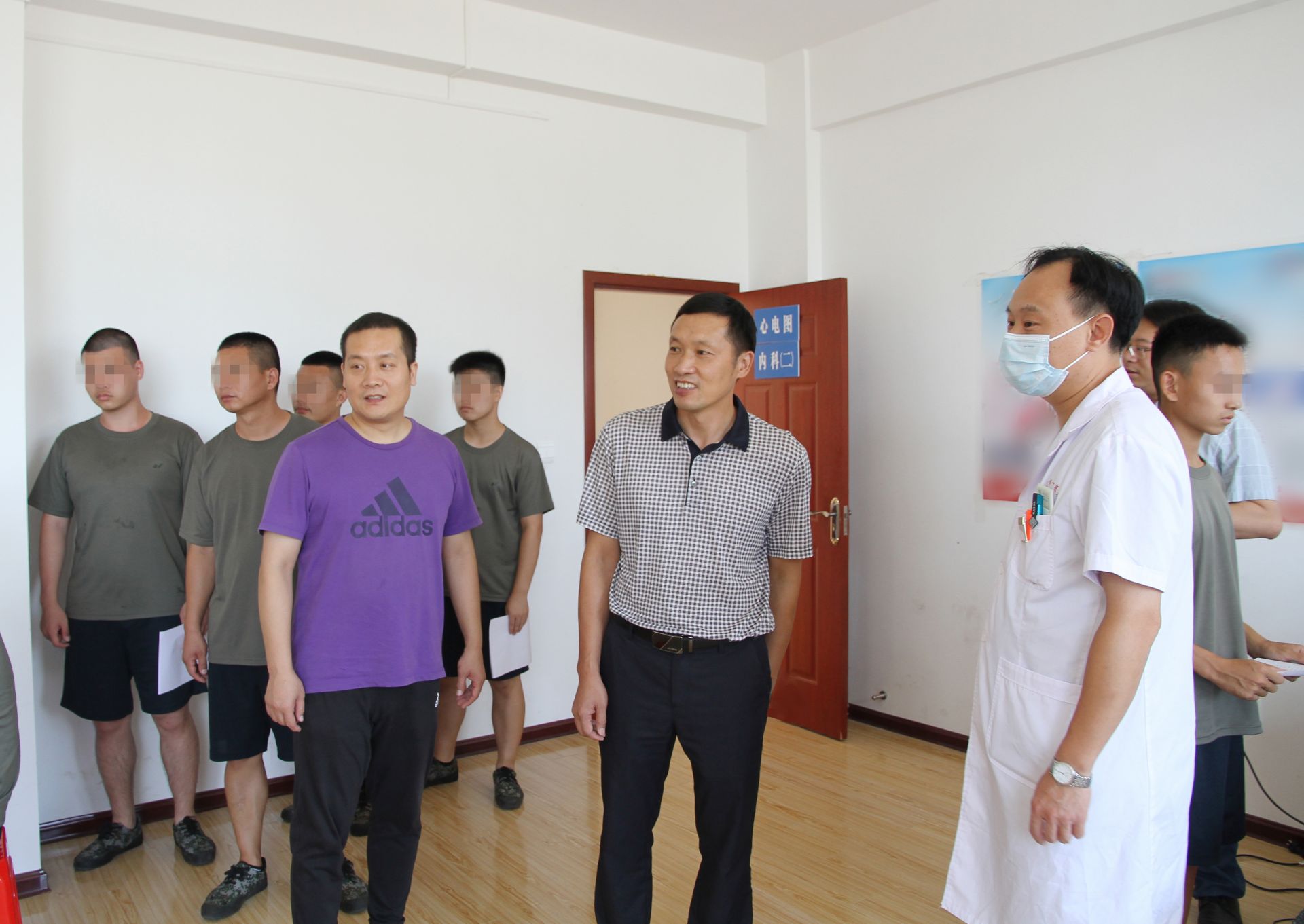 市卫健委党组成员汪会兵(右六)、天门一医副院长陶治鹤(右四)现场指导征兵体检工作.JPG