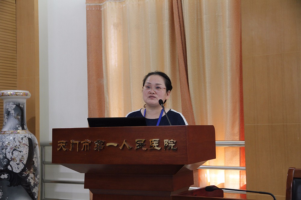 4.天门一医规培办主任徐会荣主持会议.JPG