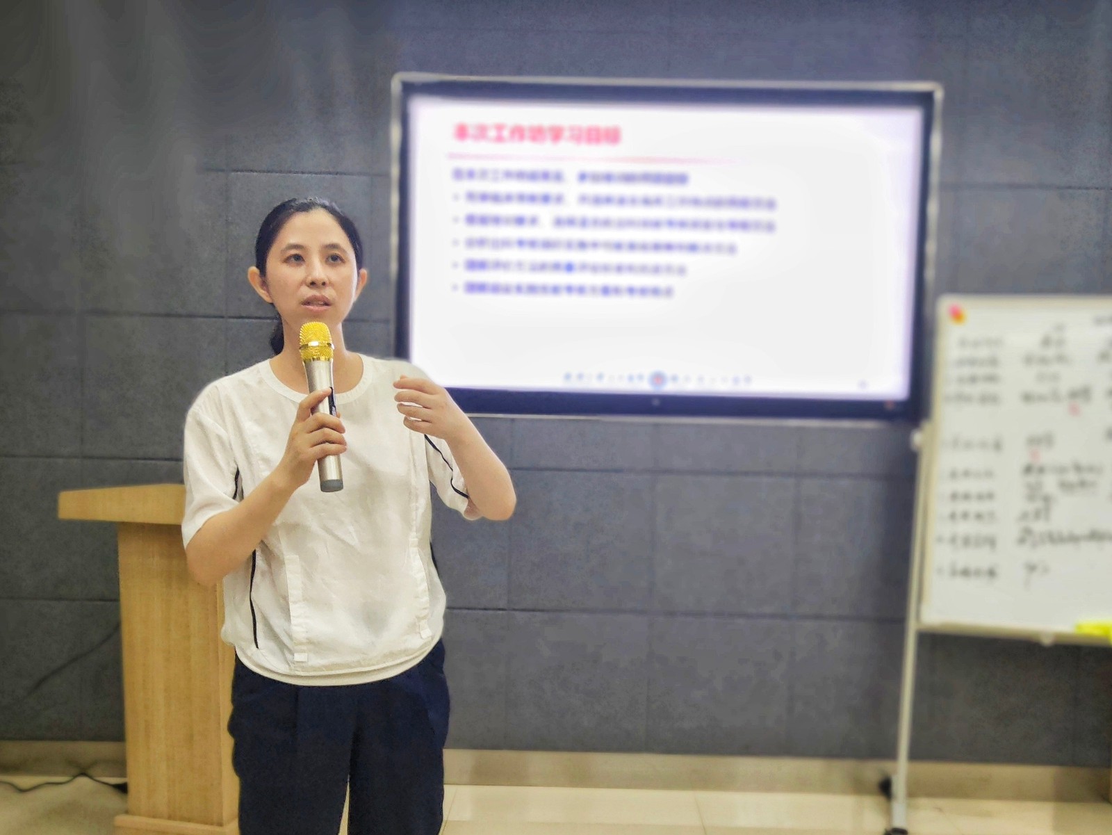 9.武汉大学人民医院麻醉科刘慧敏教授讲课.jpg