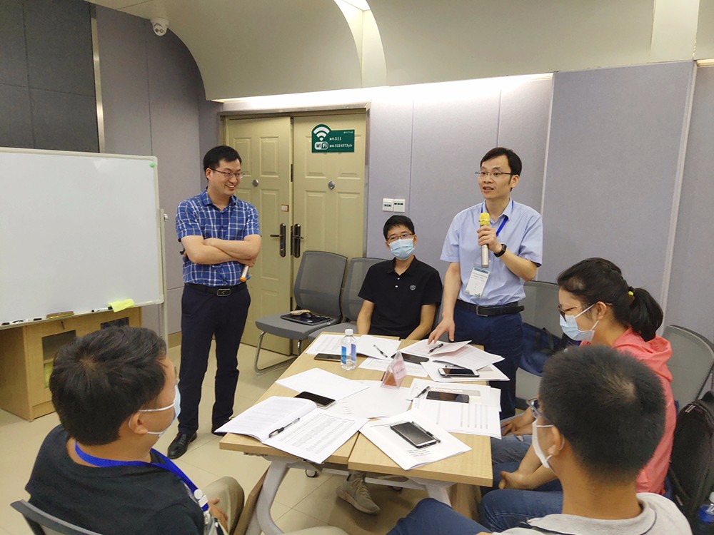 8.武汉大学人民医院急诊科杜贤进教授(左二)与学员互动.jpg