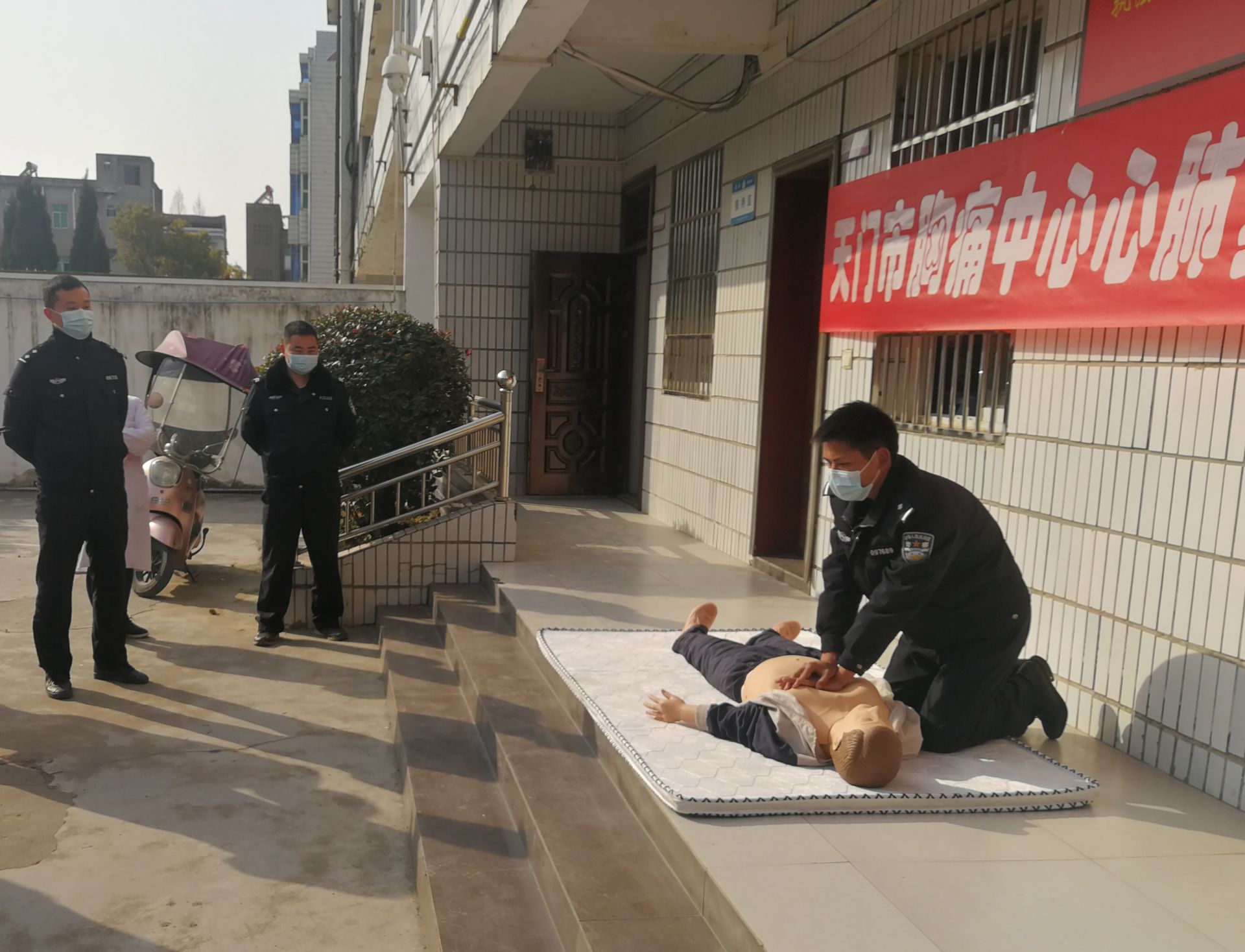 民警们现场操作.jpg