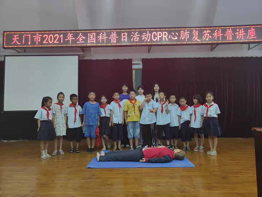 与部分同学合影.jpg