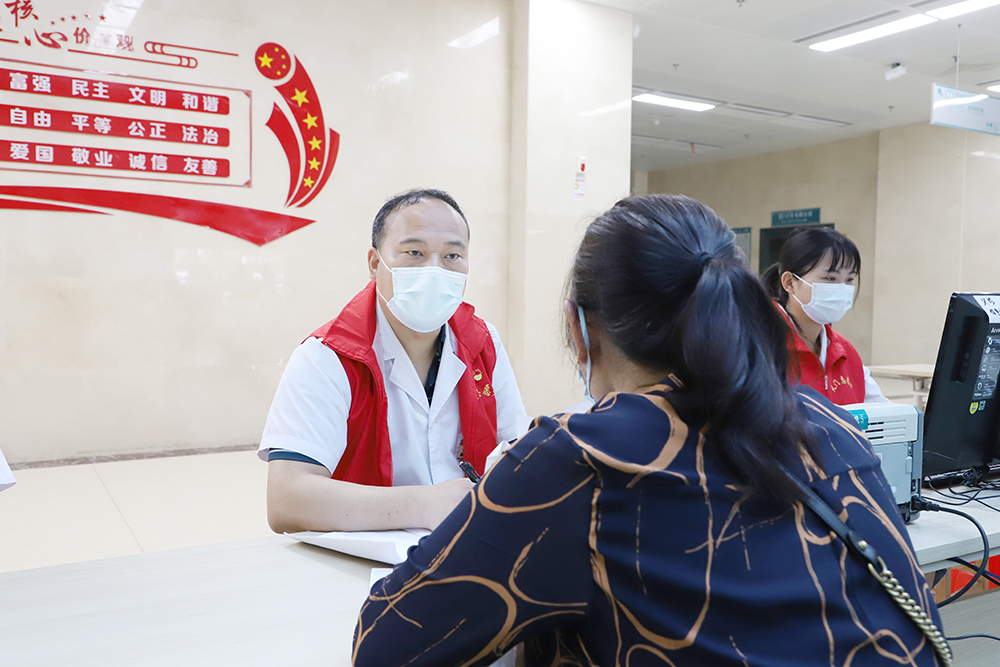 核医学科主任成浩为群众义诊.JPG