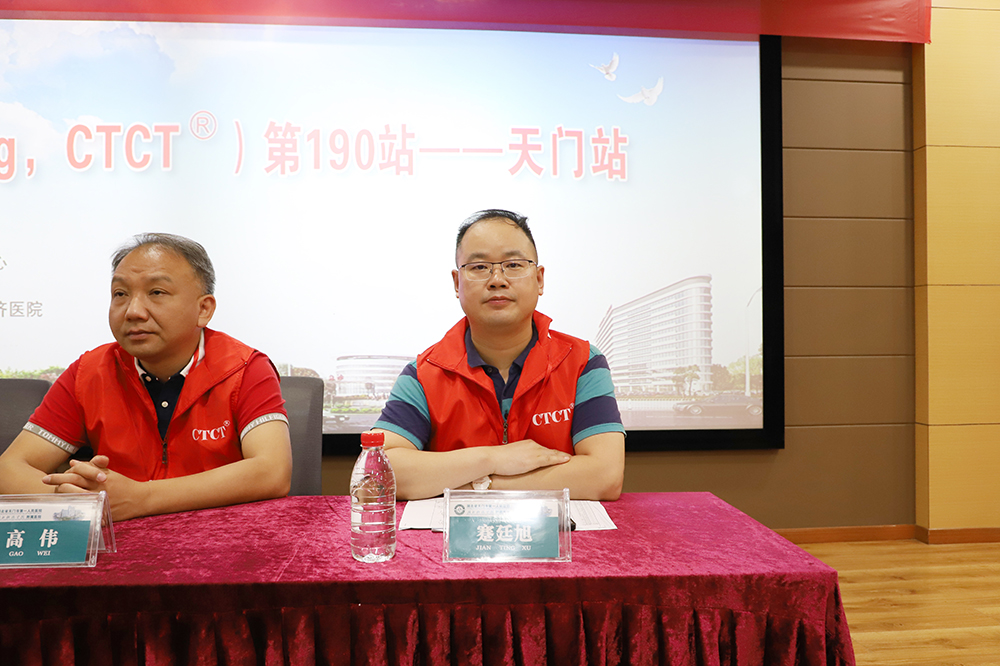 重庆陆军军医大学(第三军医大学)大坪医院《创伤外科杂志》编辑兼CTCT项目秘书蹇廷旭(右一).JPG