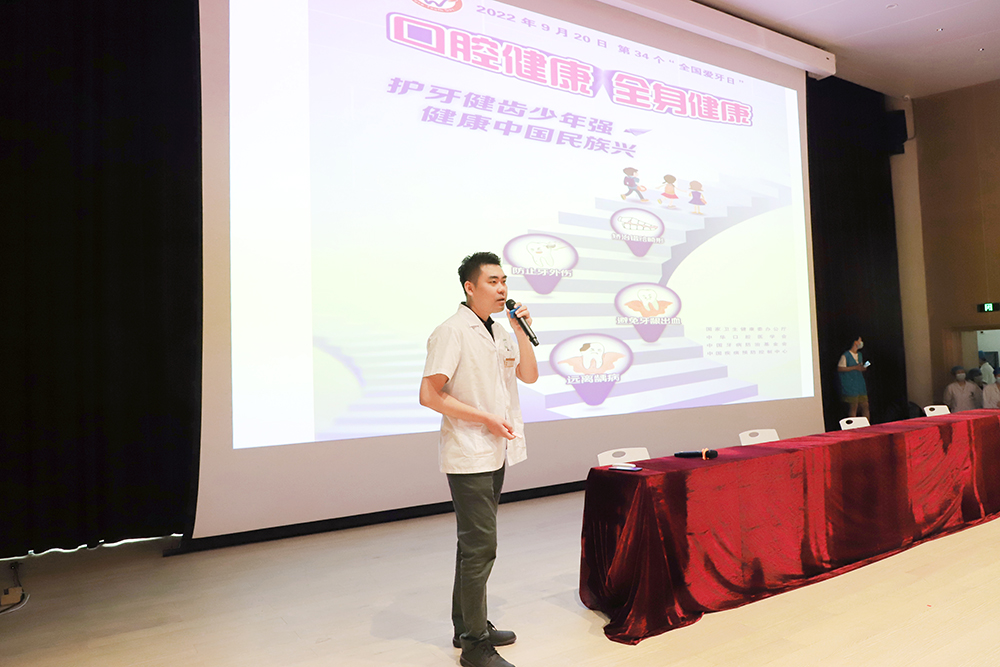 2.天门一医口腔科主任王尘帅讲课.JPG