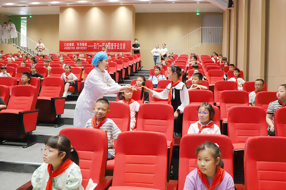 5-2.为学生发放互动小礼品 (2).JPG